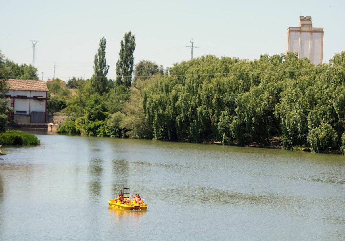 Embarcación de pedal por el río, en una imagen de archivo en Torquemada.