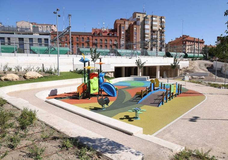 La nueva plaza creada en la avenida de Segovia, con el nuevo túnel de peatones al fondo.