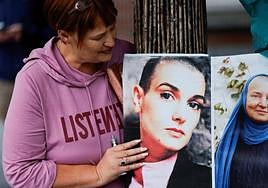 Los fans de Sinéad O'Connor lloran su muerte en Dublin.