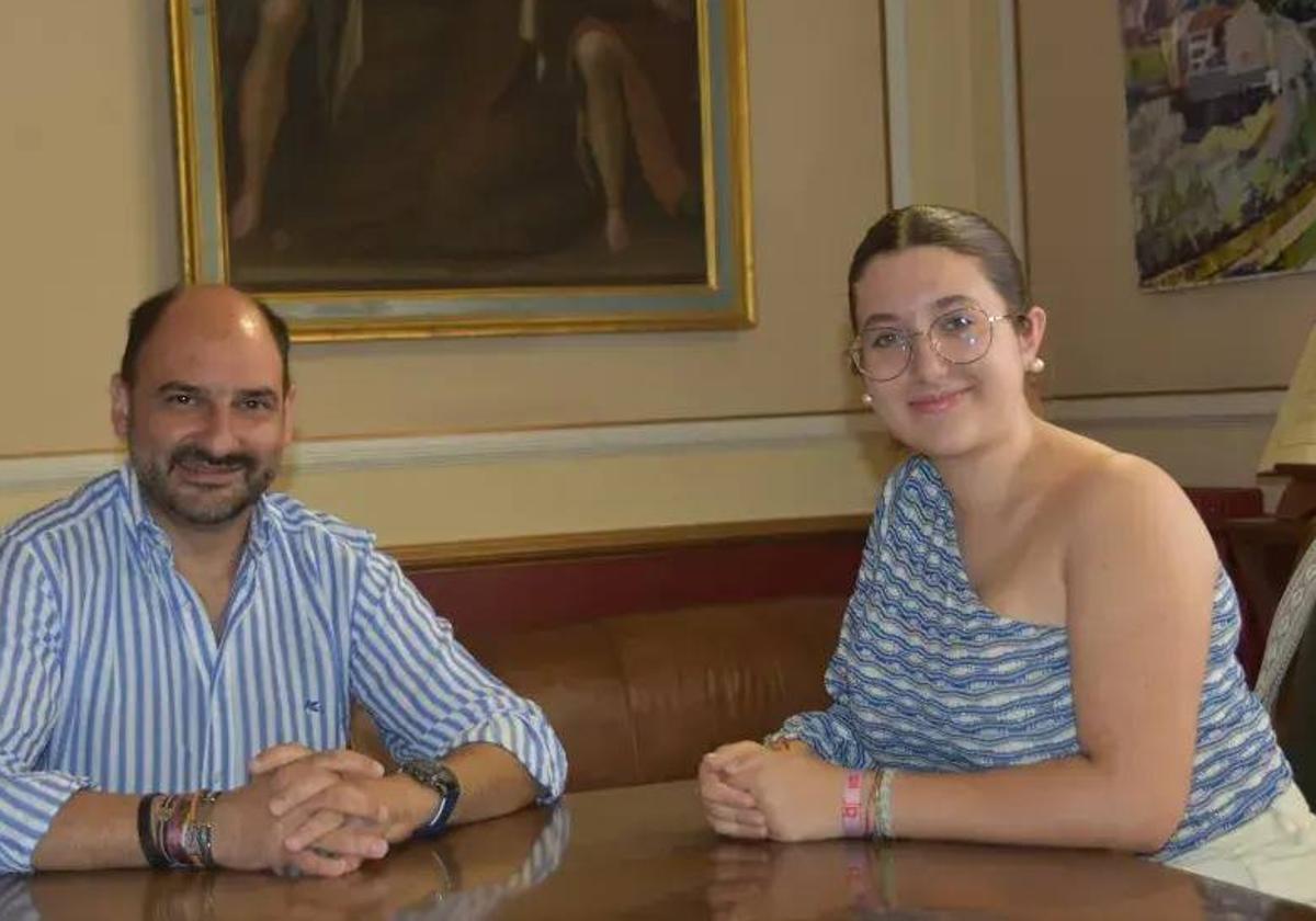 Sofía Díez Ramírez, ganadora de la beca de la Fundación Amancio Ortega, con el alcalde de Barbastro.