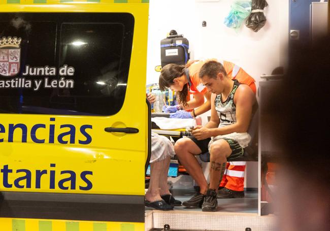 Uno de los afectados por el siniestro, en el interior de una ambulancia junto a una mujer mayor.