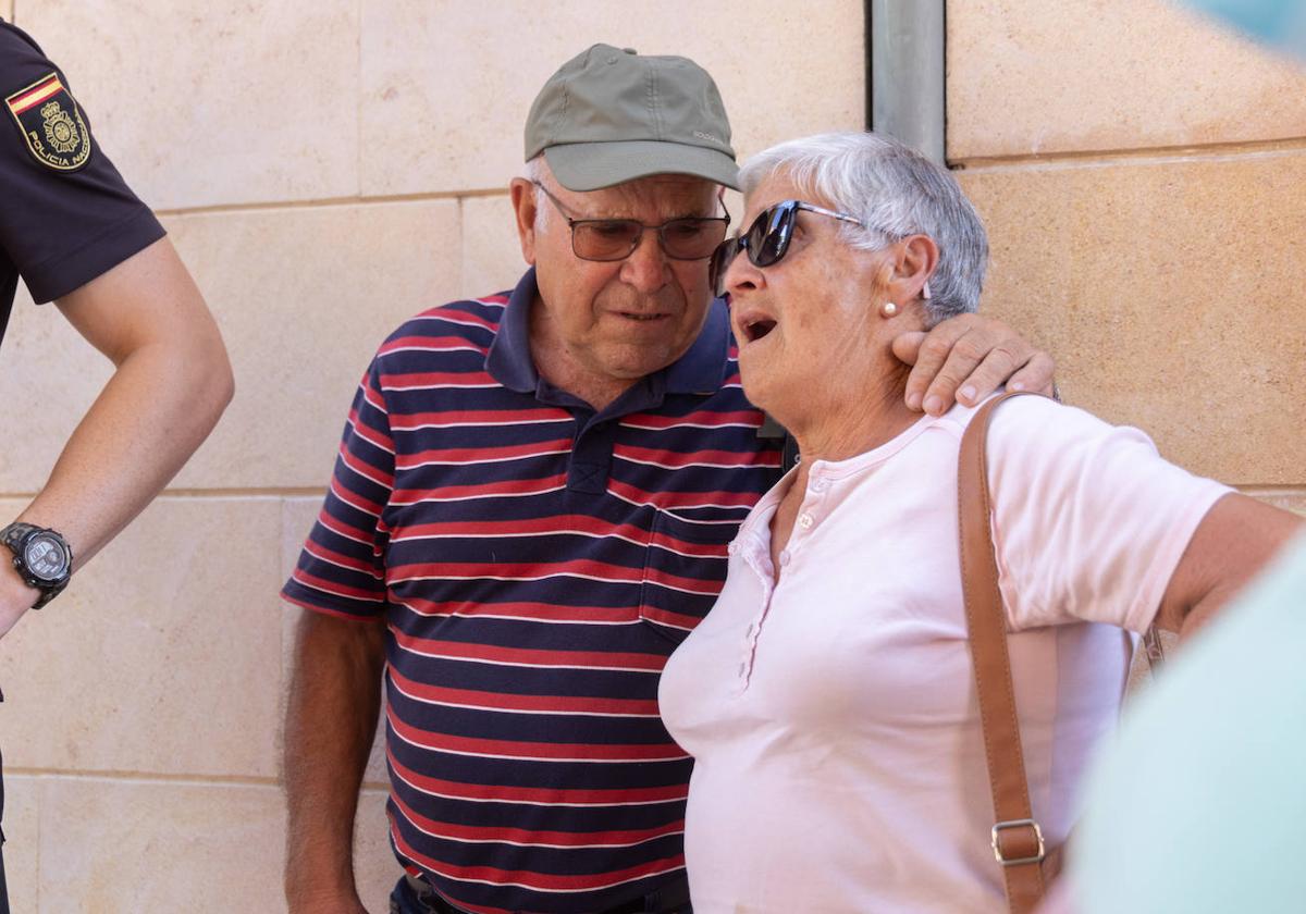 Justi, propietaria de una vivienda en el segundo piso, se lamenta junto a su marido al ver el estado en el que ha quedado el inmueble que tenía alquilado.