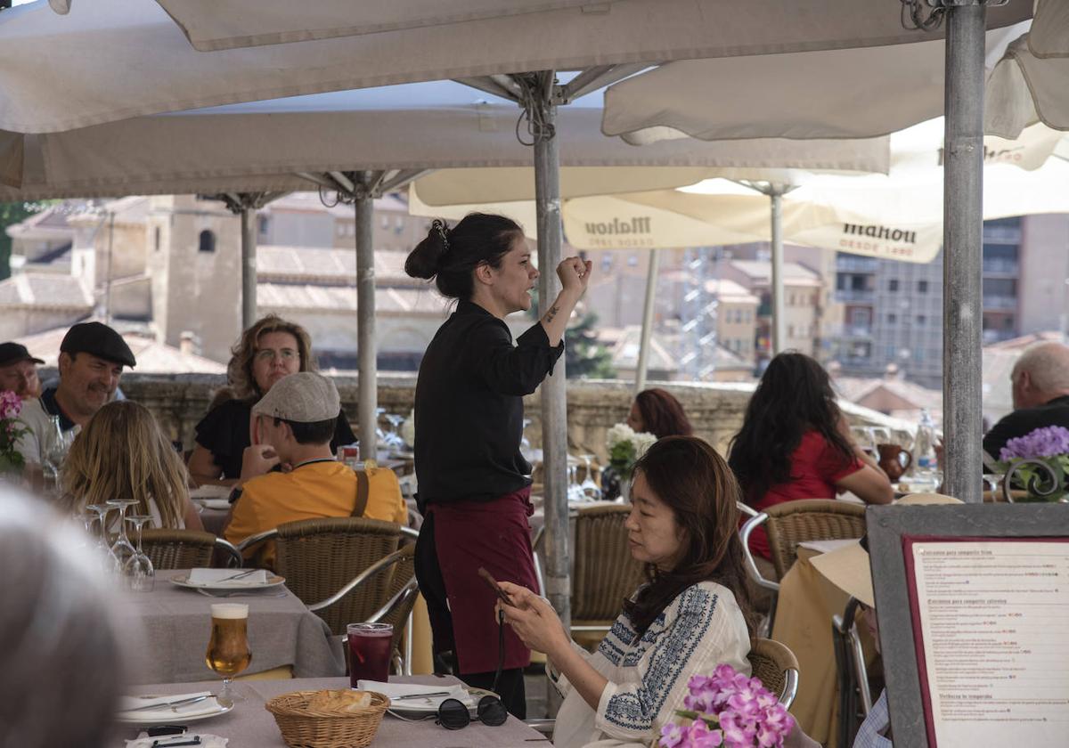 Una trabajadora de la hostelería, en una terraza de Segovia capital.