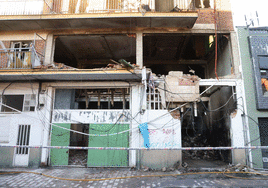 Sanitarios y policías atienden a vecinos del número 32 de la calle Goya, donde este martes se produjo la explosión