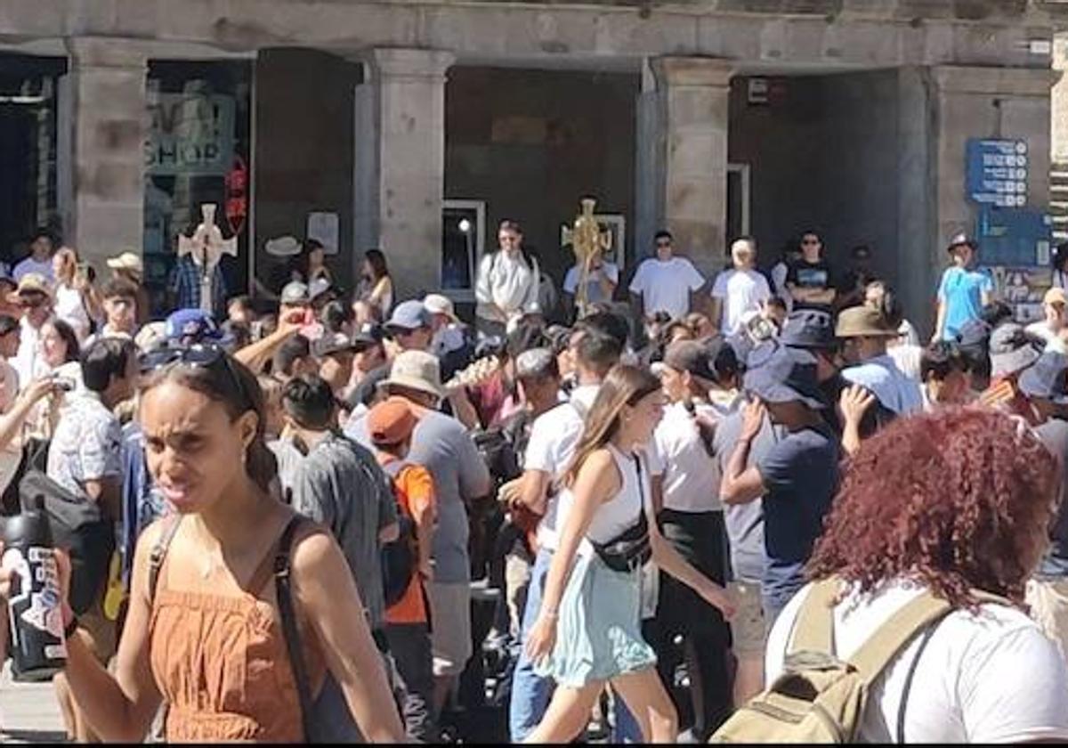 Cientos de jóvenes congregados este miércoles por la tarde en el Azoguejo de Segovia.