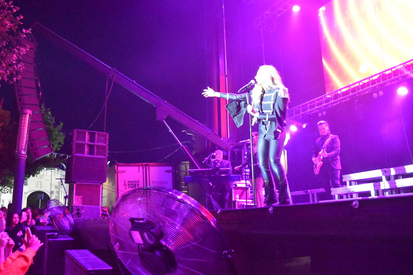 Marta Sánchez encandila a Herrera de Pisuerga