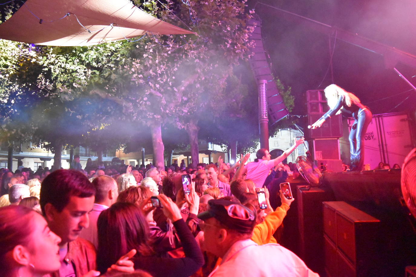 Marta Sánchez encandila a Herrera de Pisuerga