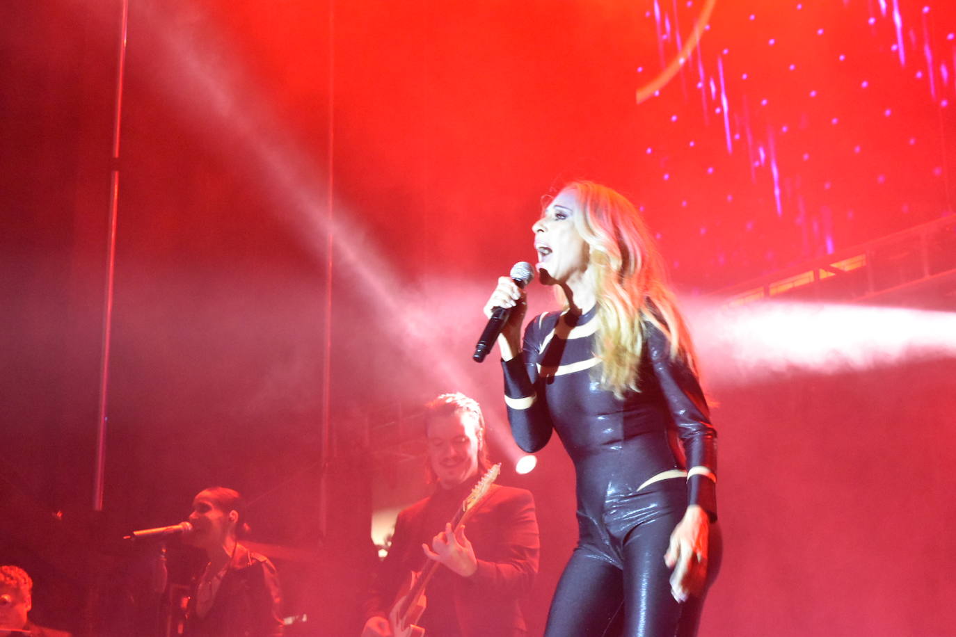 Marta Sánchez encandila a Herrera de Pisuerga