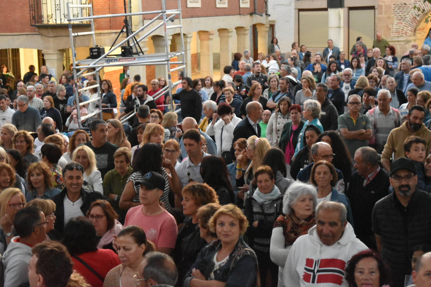 Marta Sánchez encandila a Herrera de Pisuerga