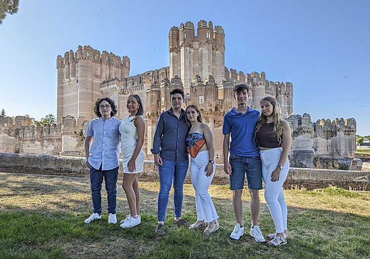 Imagen principal - La Reina y Rey, Damas y Alfiles de las Fiestas Grandes de 2023 junto al pregonero abren el primer sábado de fiestas donde los toros y los encierros son referentes en estos días en honor a la Ntra. Sra. de la Asunción y San Roque. 