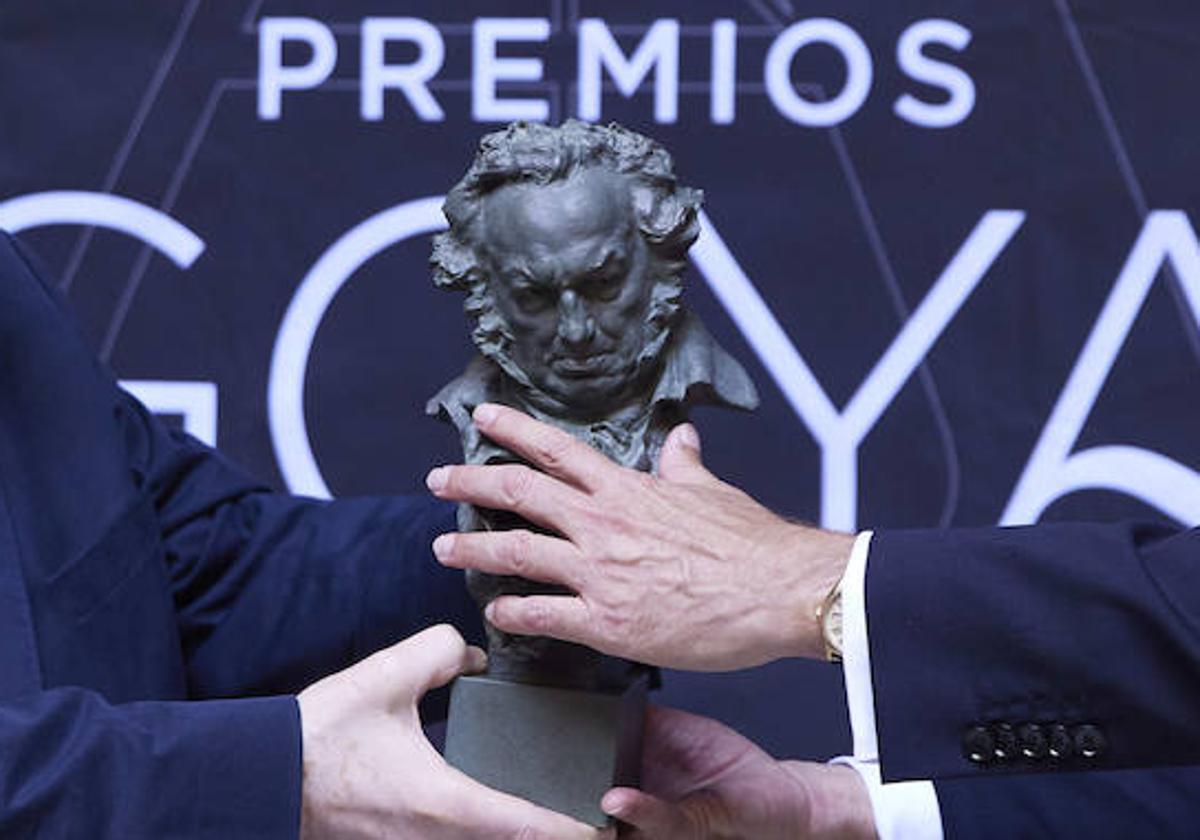 Una estatuilla de los premios Goya.