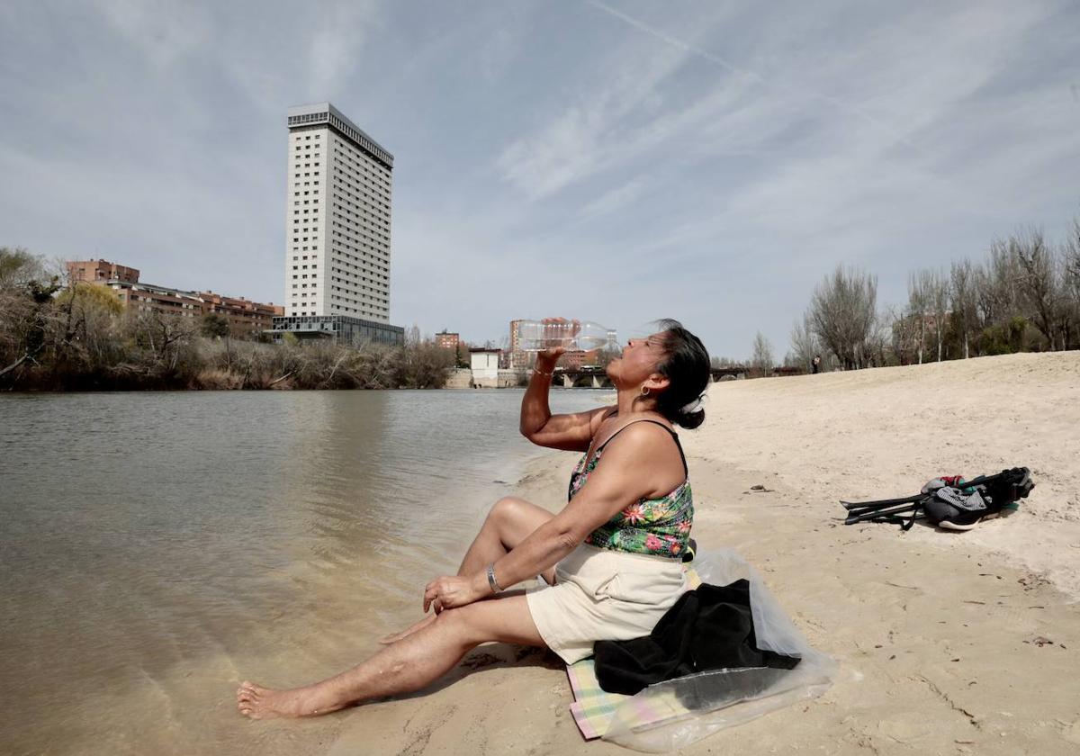 Una mujer se refresca en la playa de Las Moreras.