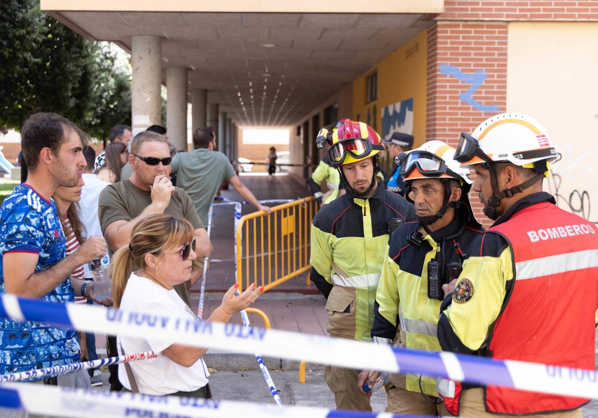 Los bomberos hablan con los vecinos afectados.