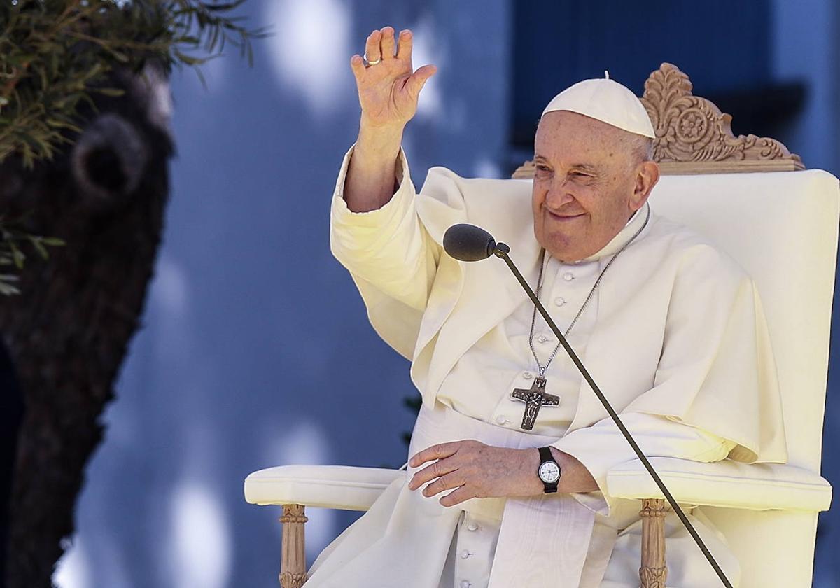 El Papa Francisco saluda a los estudiantes a su llegada a la Universidad Católica Portuguesa, en Lisboa.