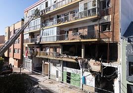 Vista del edificio siniestrado y el piso 1C, totalmente destruido por la deflagración.