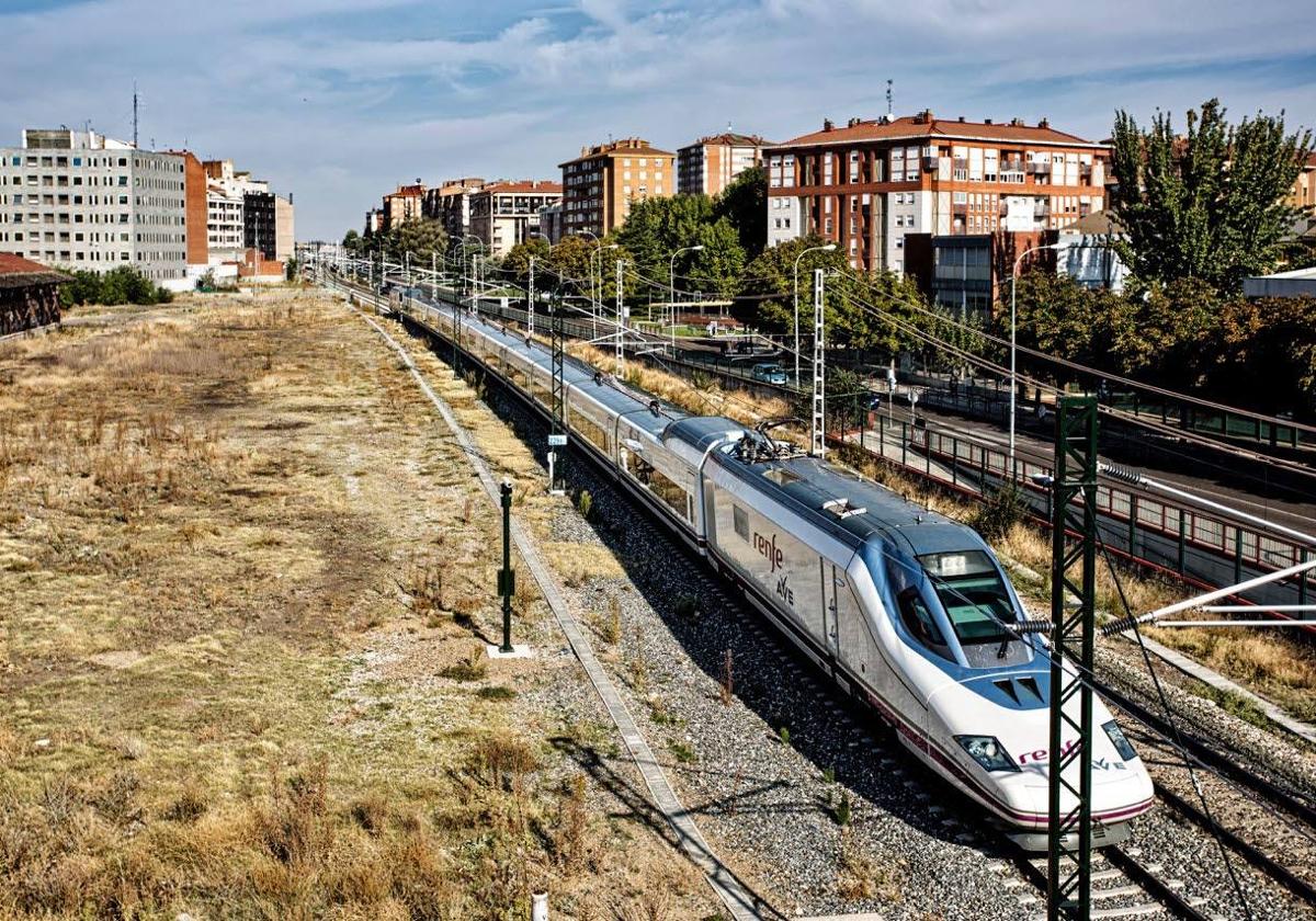 El primer Ave de la línea Valladolid-Palencia-León se dispone a entrar en la estación de Palencia, el 29 de septiembre de 2015.