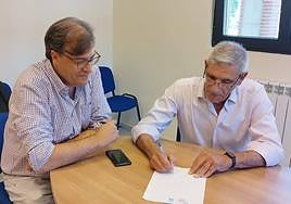 El alcalde de Guardo, Juan Jesús Blanco (derecha), durante la firma con Mina Urbana Norte.