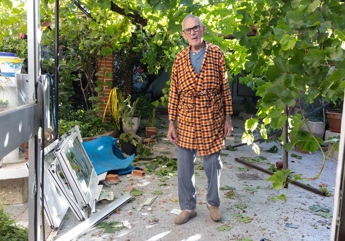 Benjamín Mínguez vive frente al lugar de la explosión y su patio se llenó de escombros.