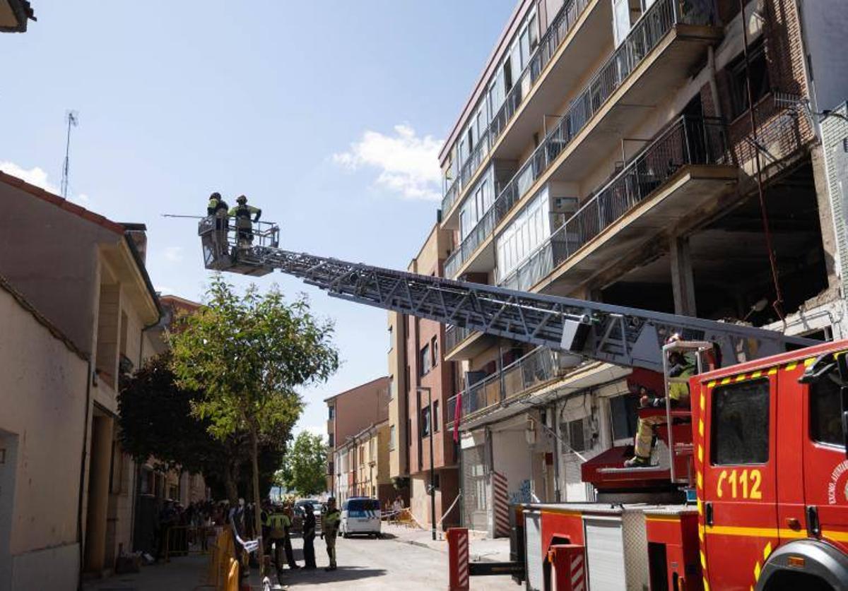 Los Bomberos evalúan los daños, este jueves en el número 32 de la calle Goya.