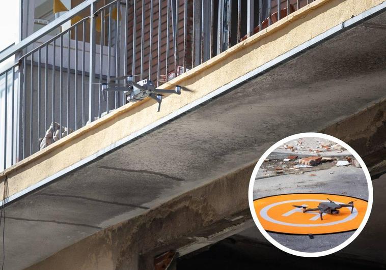 El dron de la Policía Municipal se acerca a la fachada del número 32 de la calle Goya. En el círculo, detalle del dron.