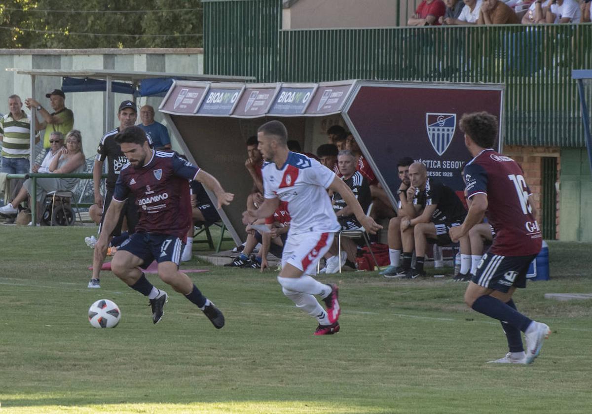 Un jugador de la Segoviana protege el balón en el partido de este miércoles contra el Rayo Majadahonda.