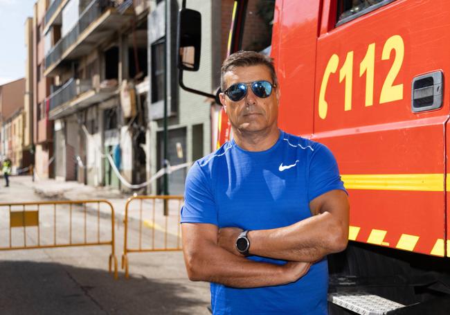 Jesús del Caño, frente a un camión de bomberos junto al edificio afectado por la explosión en la calle Goya.