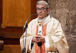 Luis Arguello en una misa crismal.