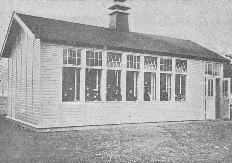 Imagen principal - Arriba, el pabellón de la escuela al aire libre de la calle de la Estación; alumnos realizando ejercicios físicos y la primera directora, Aurelia Martín de la Peña.