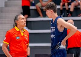 Sergio Scariolo y Sergio de Larrea hablan durante la concentración de la selección española.