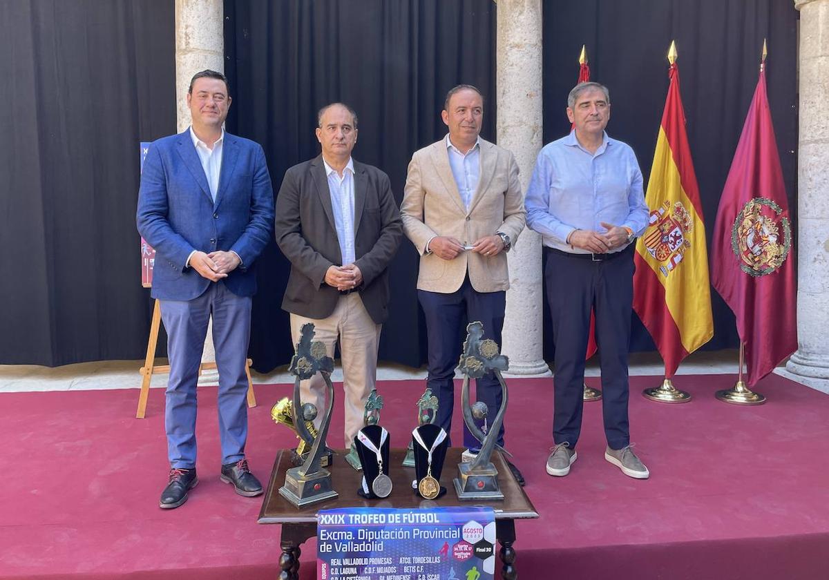 Javier González, Manuel Heredia, Víctor Alonso y José Andrés Sanz, junto a los premios y al cartel, en la presentación del Trofeo Diputación.