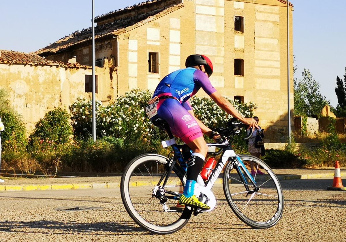 Uno de los participantes del triatlón Desafío Castilla y León en la parte de ciclismo.