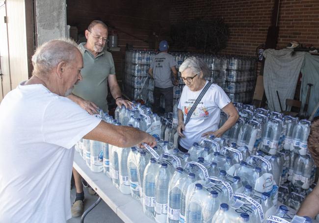 Reparto de agua embotellada en el almacén municipal.