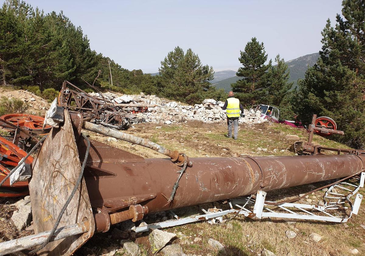 Demolición de infraestructuras que se lleva a cabo en el entorno de Navacerrada.