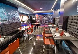 Fotografía realizada por el restaurante en donde se muestran las mesas de su interior.