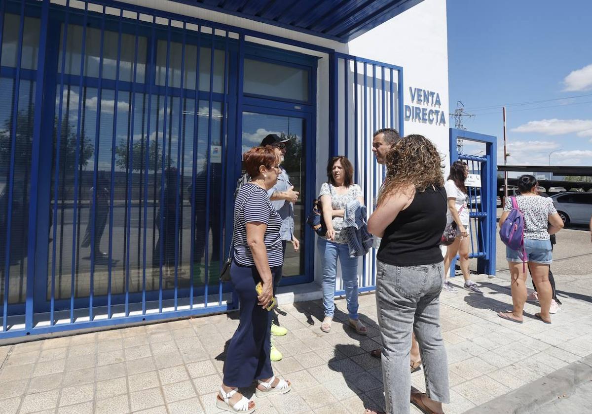 Trabajadores de Siro en Venta de Baños, durante la votación.