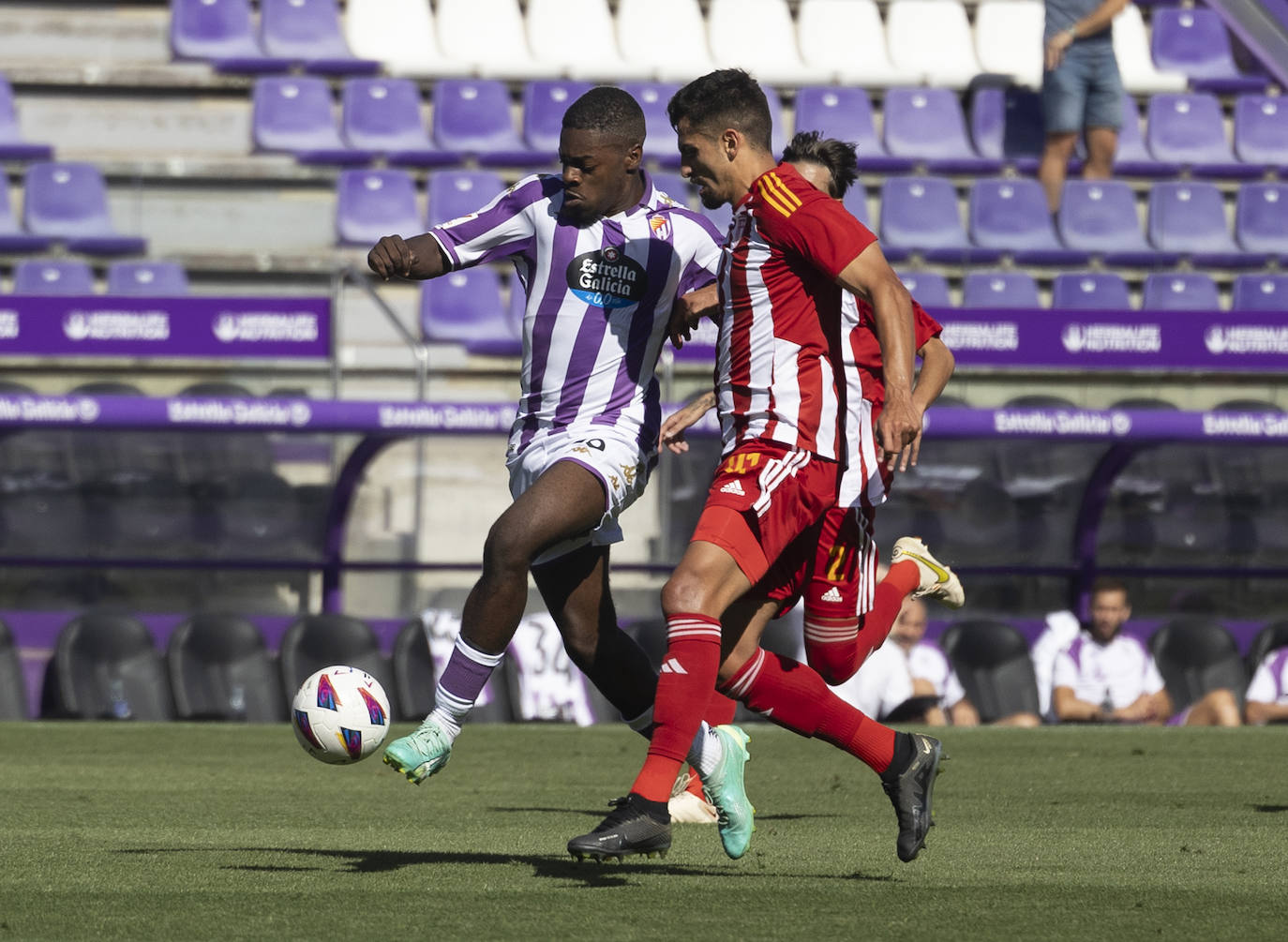 Imágenes del partido entre el Real Valladolid y el AVS Futebol portugués (1/2)