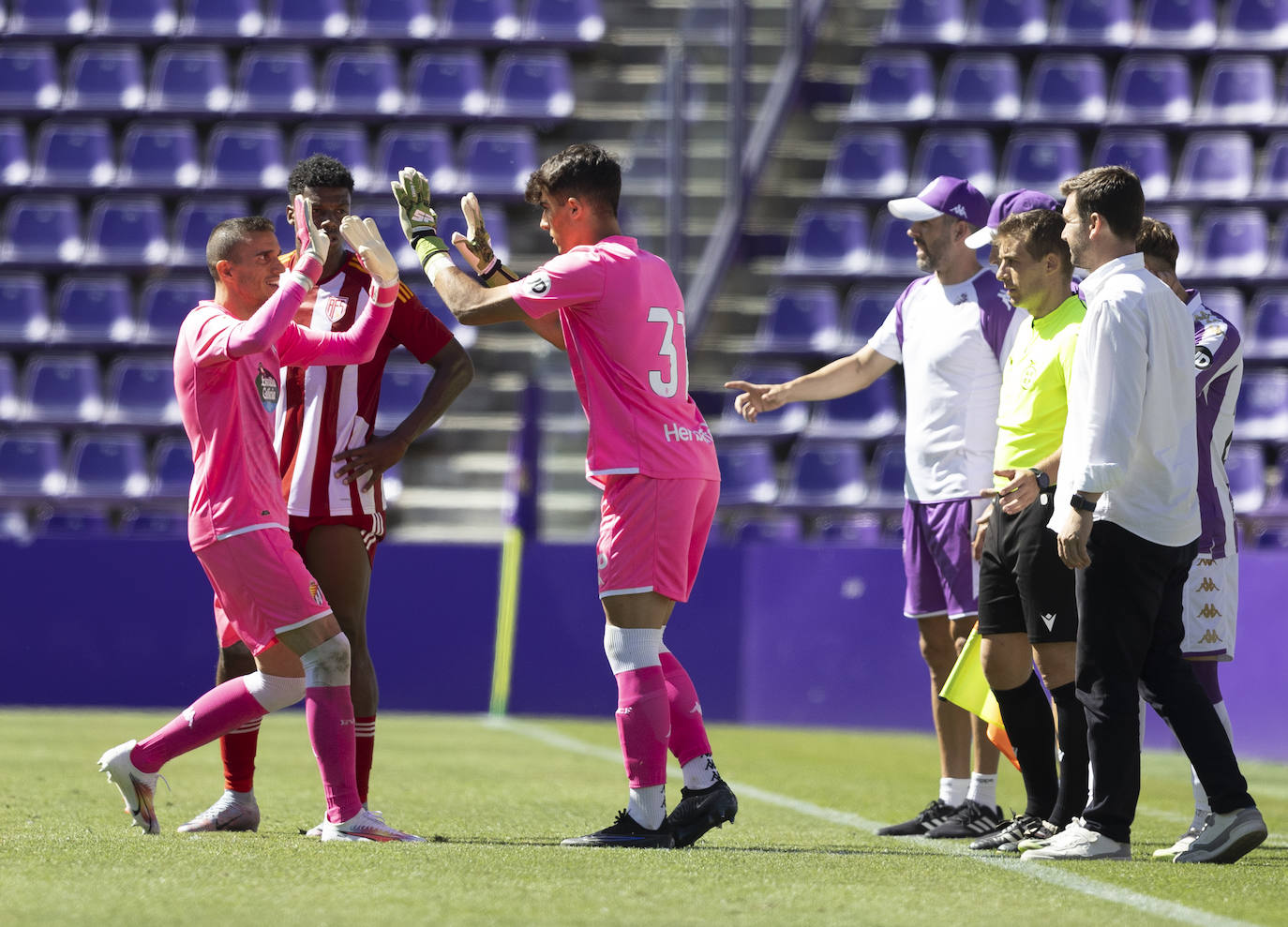 Imágenes del partido entre el Real Valladolid y el AVS Futebol portugués (1/2)