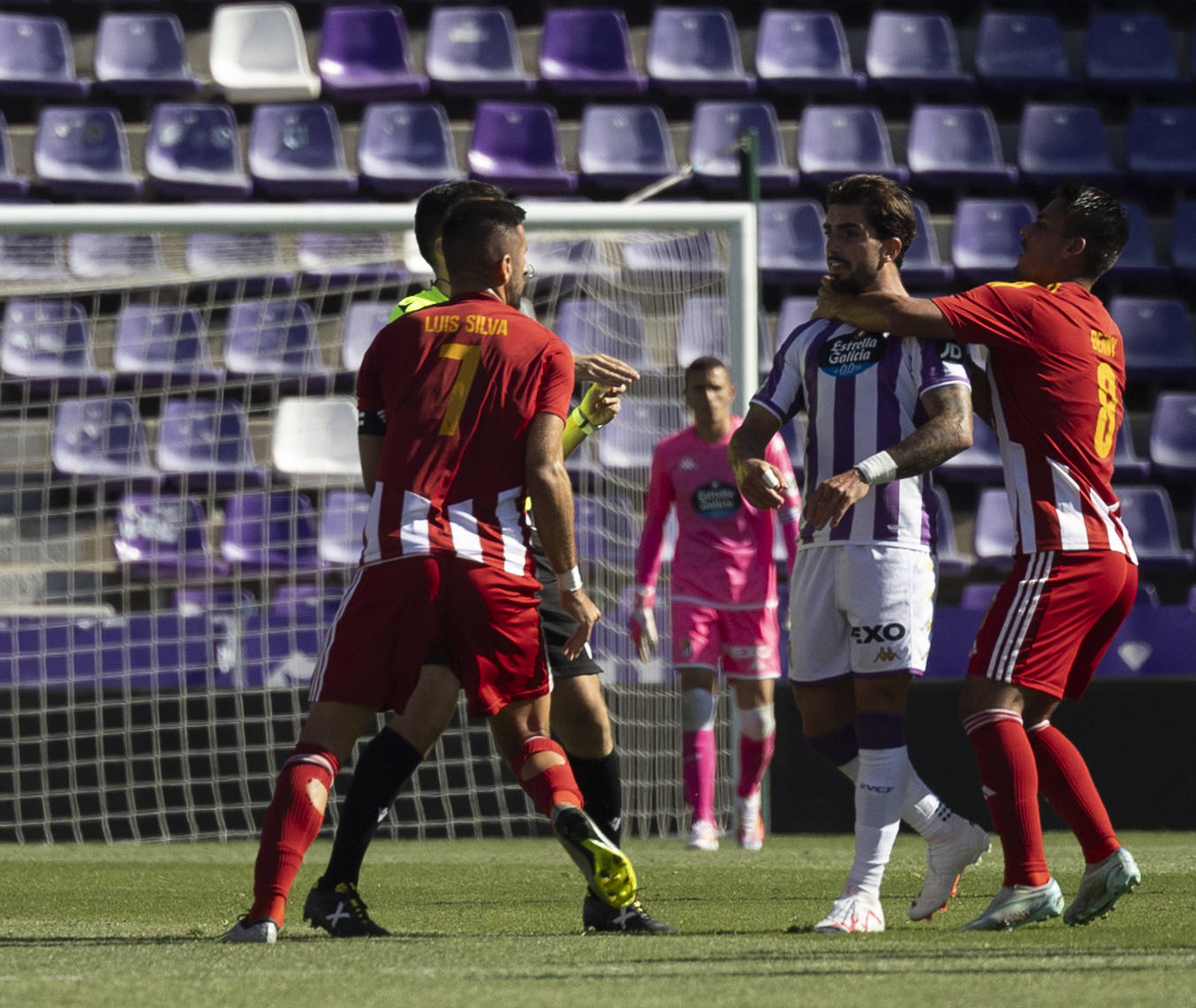 Imágenes del partido entre el Real Valladolid y el AVS Futebol portugués (1/2)