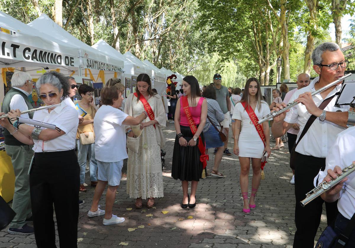 Las zagalas recorren la Feria de Turismo y Artesanía del Camino de Santiago.