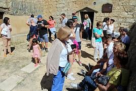 Varios participantes en la ruta de este fin de semana, en el exterior de una bodega en Dueñas.