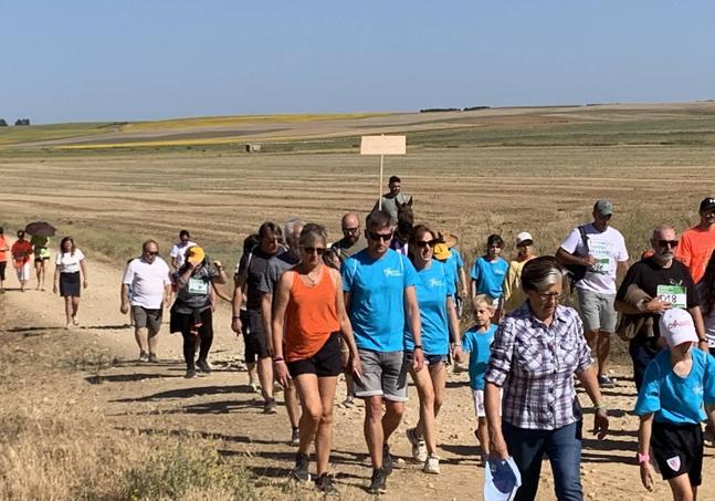 Los andarines, en pleno recorrido por el campo.