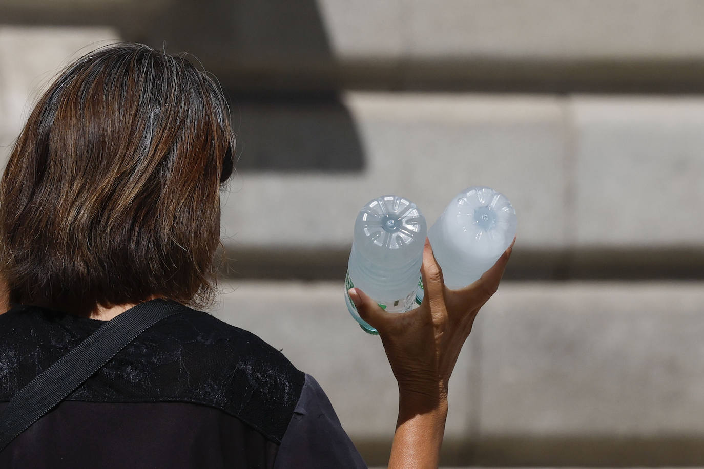 Una mujer vende agua fresca por las calles de Madrid.