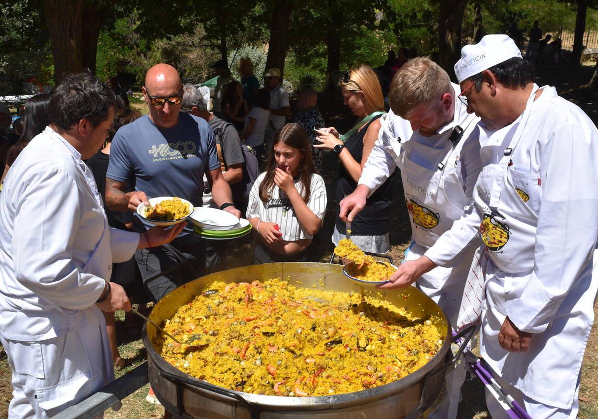 Olleros de Pisuerga reparte 1.700 raciones de paella