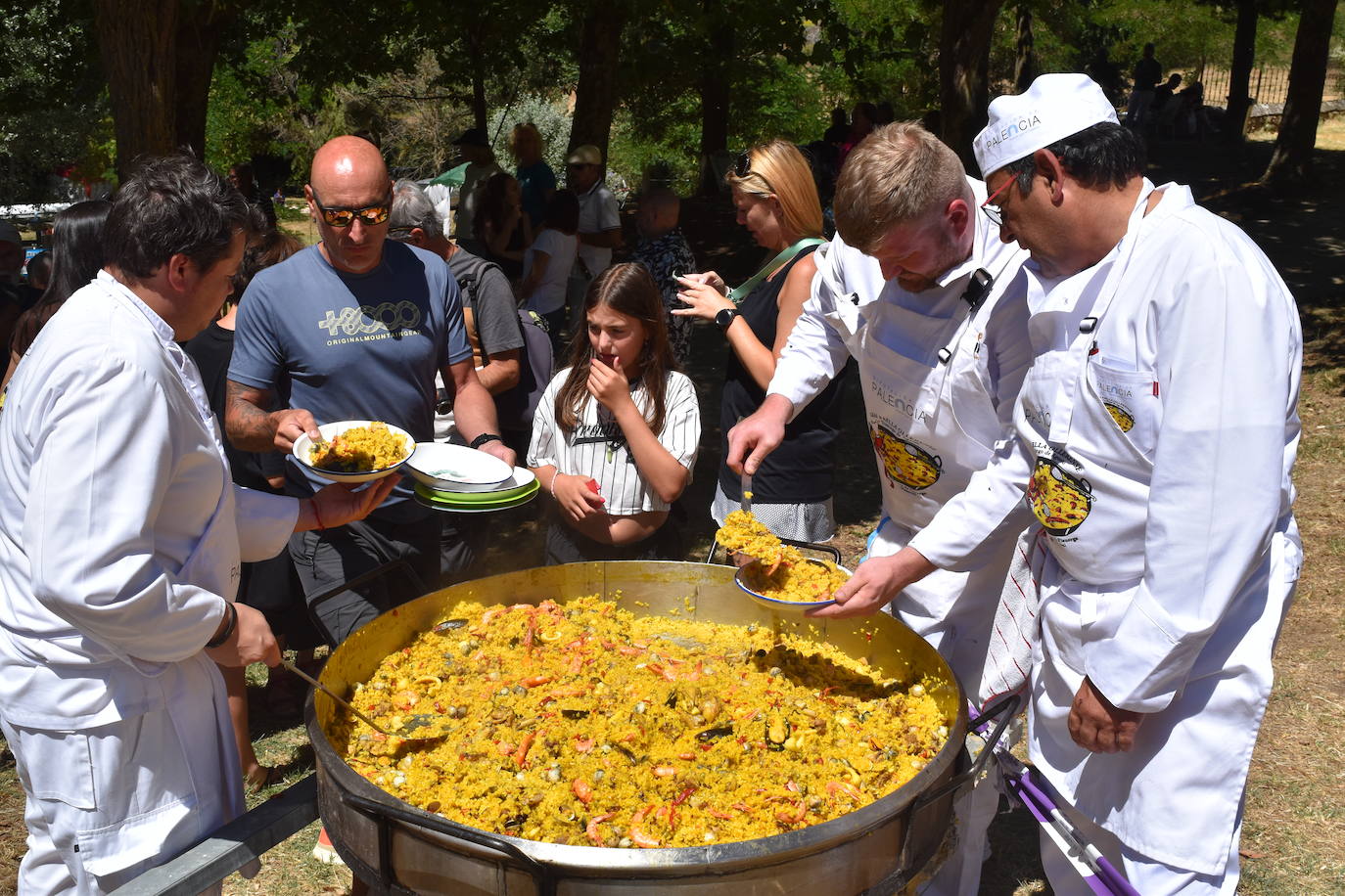 Olleros de Pisuerga reparte 1.700 raciones de paella