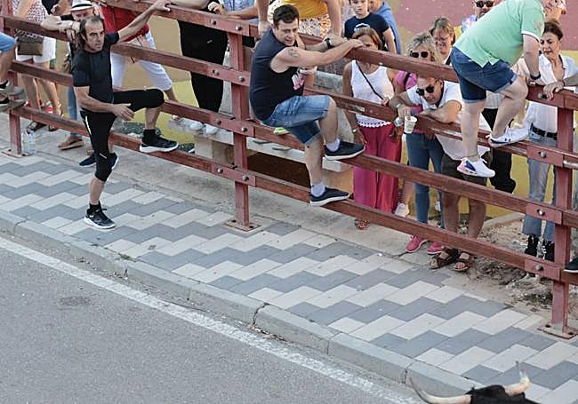 El herido, a la izquierda de la imagen, en un momento del encierro previo al incidente.