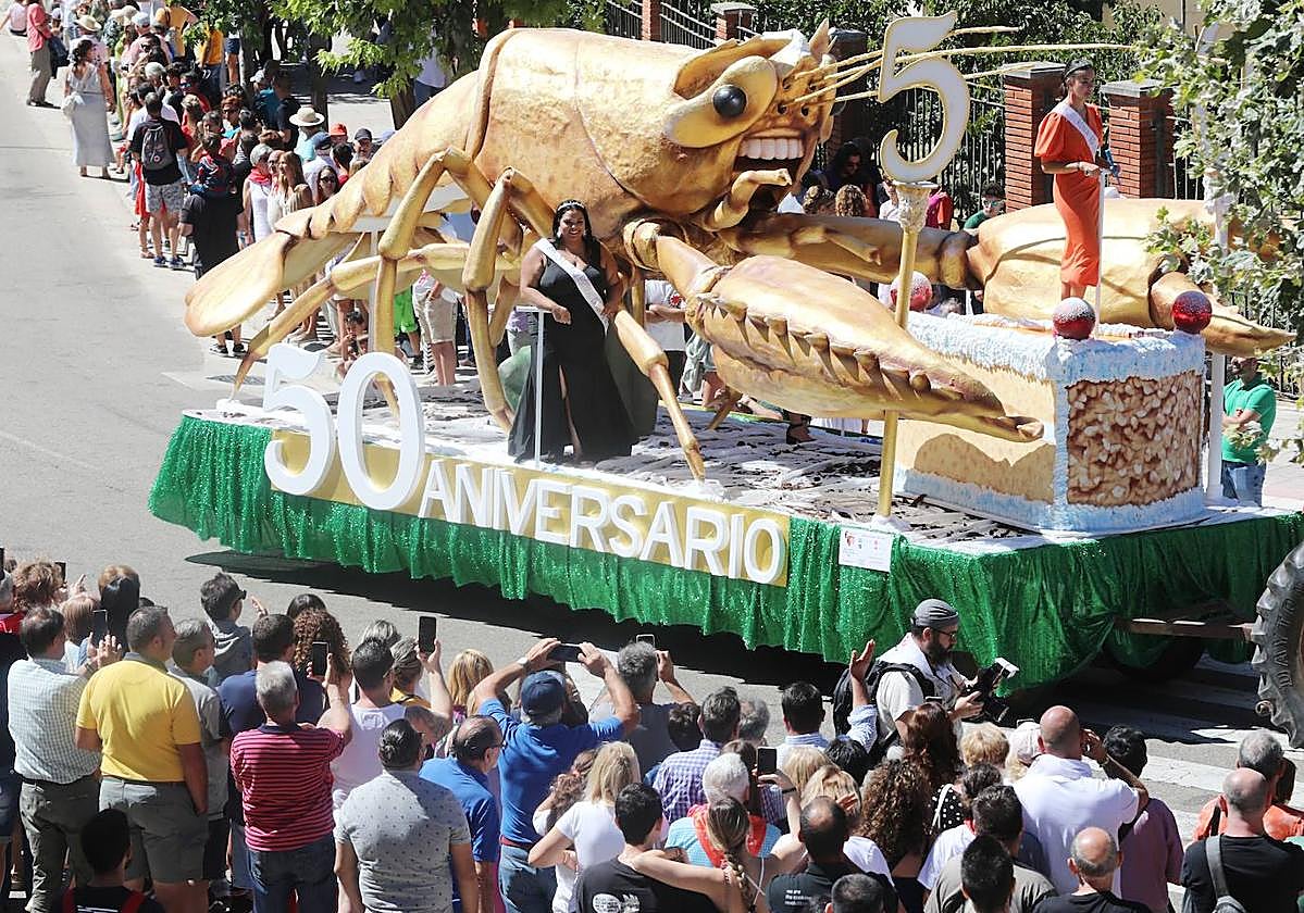 La carroza principal atraviesa las calles ante la expectación del público.