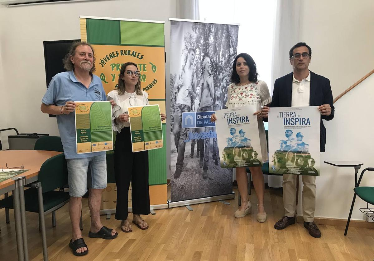 Los diputados Juan Antonio Obispo y Patricia Pérez, junto con las asociaciones organizadoras, posan con el cartel.