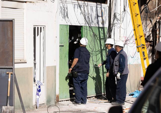 Dos bomberos durante la extinción del incendio posterior al estalldo de la calle Goya.