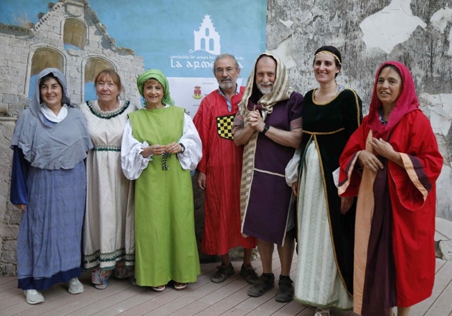 Visitantes se visten con ropas medievales facilitadas por los organizadores de la jornada.