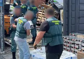 Agentes de la Guardia Civil sacan de la vivienda de Otero de Herreros las baterías de litio.